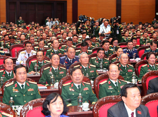 Delegierte beim Kongress. (Foto: Trong Duc/VNA) ttxvn-khai-mac-trong-the-dai-hoi-dai-bieu-dang-bo-quan-doi-nhiem-ky-2025-2030-4.jpg