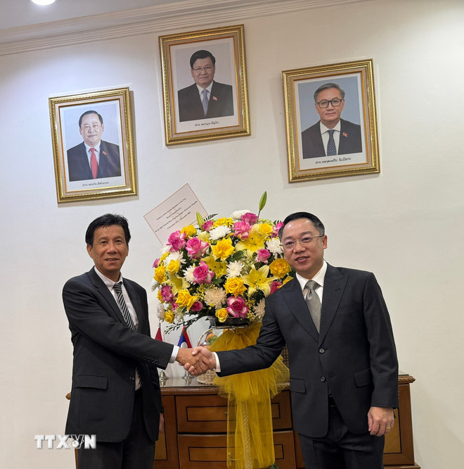 ttxvn-dai-su-quan-viet-nam-tai-indonesia-chuc-mung-50-nam-quoc-khanh-lao-0312.jpg