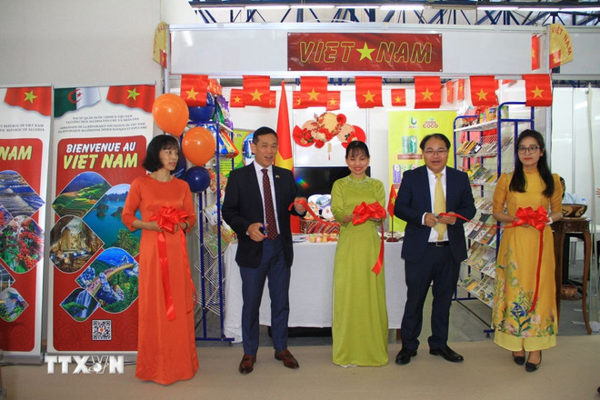 Lễ khai trương gian hàng Việt Nam tại Hội chợ Quốc tế Algiers lần thứ 56. (Ảnh: Trung Khánh/TTXVN) ttxvn-quang-ba-san-pham-viet-tai-hoi-cho-quoc-te-algiers-2025-2506-2.jpg