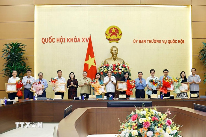 ttxvn-chu-tich-quoc-hoi-tran-thanh-man-chu-tri-cuoc-hop-giao-ban-cua-voi-cac-co-quan-cua-quoc-hoi-0307-3.jpg