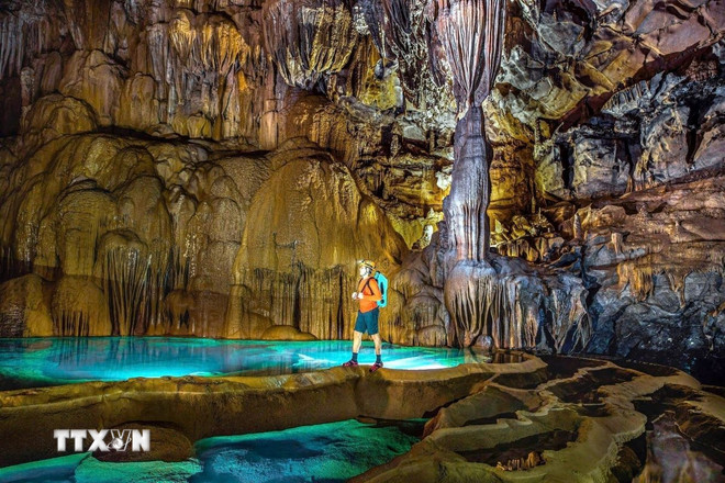 Inside Hung Thoong Cave (Phong Nha-Ke Bang National Park, Quang Binh Province). (Photo: VNA) ttxvn-quang-binh-7918604.jpg