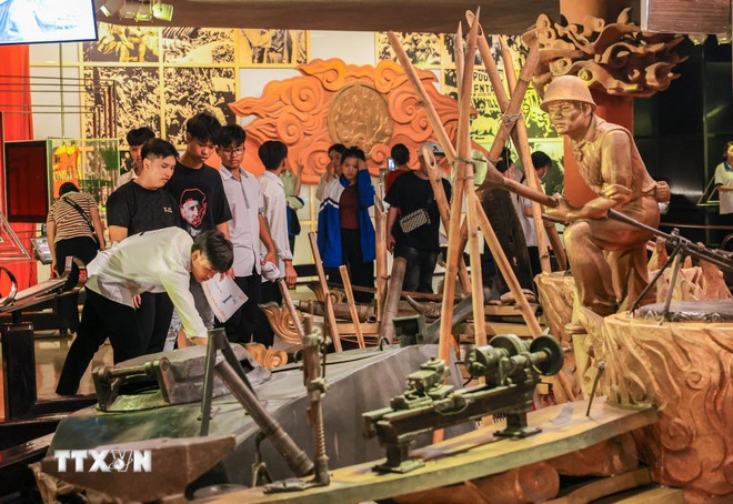 Người dân vào tham quan tại Bảo tàng Hồ Chí Minh. (Ảnh: Hoàng Hiếu/TTXVN) ttxvn-bao-tang-ho-chi-minh-01.jpg