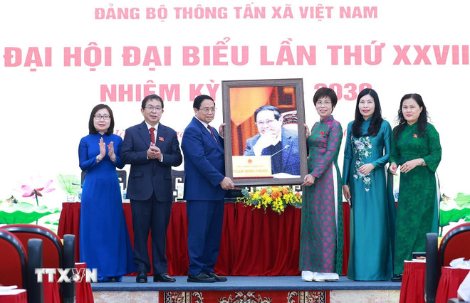 VNA General Director Vu Viet Trang and Deputy General Directors present a souvenir photo to Prime Minister Pham Minh Chinh. (Photo: Duong Giang/VNA) ttxvn-thu-tuong-du-dai-hoi-dang-bo-thong-tan-xa-viet-nam-lan-thu-27-nhiem-ky-2025-2030-17-11.jpg
