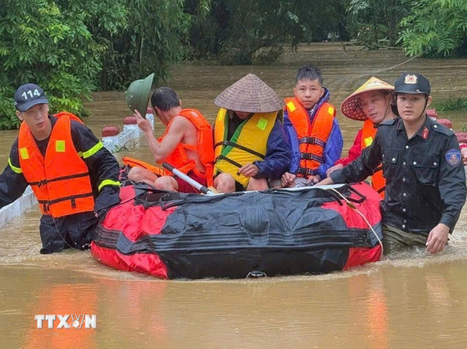ttxvn-cao-bang-khan-truong-cac-bien-phap-ung-pho-voi-mua-lu-0110-2.jpg