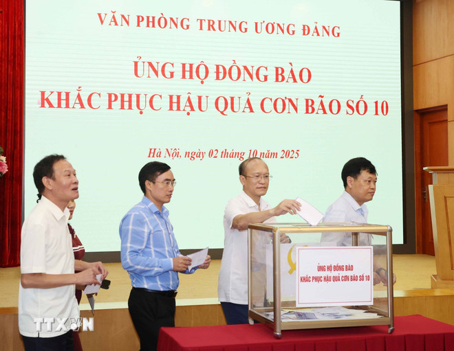Central Office staff support people to overcome the consequences of storm No. 10. (Photo: Thong Nhat/VNA) ttxvn-van-phong-trung-uong-to-chuc-quyen-gop-ung-ho-dong-bao-khac-phuc-hau-qua-con-bao-so-10-4.jpg