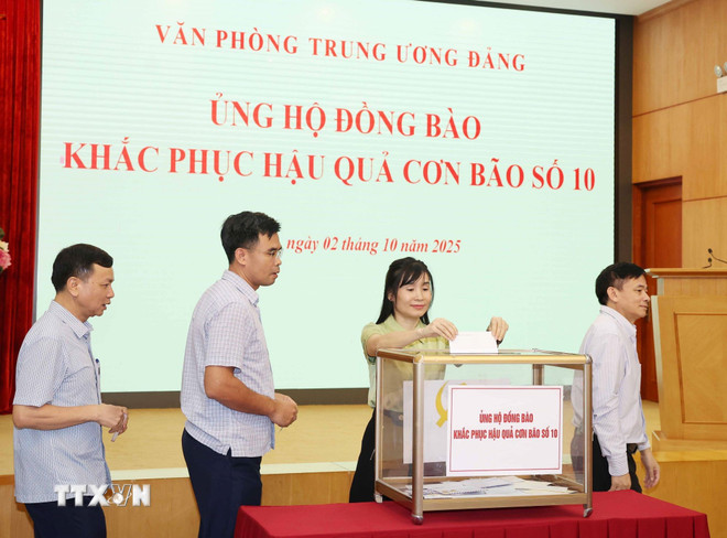 Central Office staff support people to overcome the consequences of storm No. 10. (Photo: Thong Nhat/VNA) ttxvn-van-phong-trung-uong-to-chuc-quyen-gop-ung-ho-dong-bao-khac-phuc-hau-qua-con-bao-so-10-3.jpg