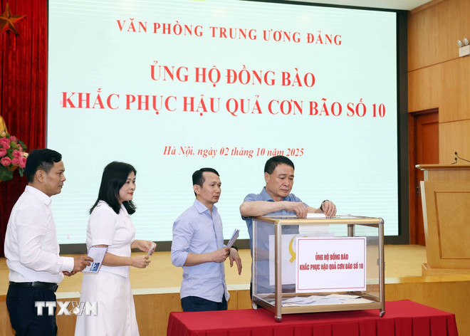 Central Office staff support people to overcome the consequences of storm No. 10. (Photo: Thong Nhat/VNA) ttxvn-van-phong-trung-uong-to-chuc-quyen-gop-ung-ho-dong-bao-khac-phuc-hau-qua-con-bao-so-10-2.jpg