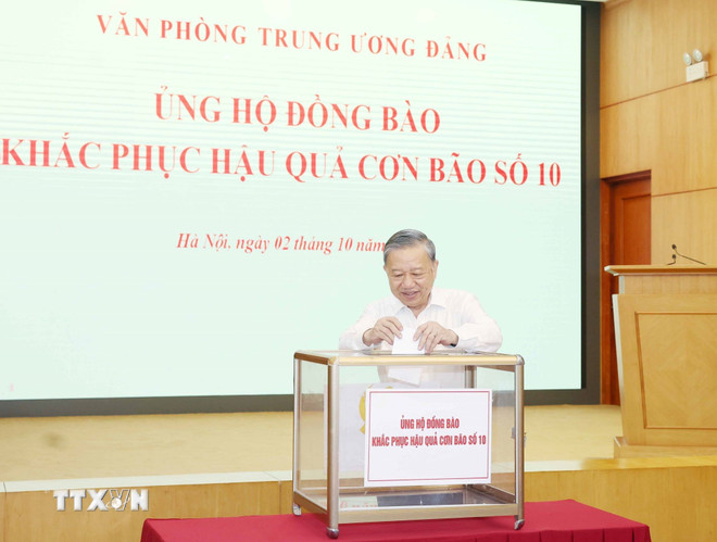 General Secretary To Lam supports people in overcoming the consequences of storm No. 10. (Photo: Thong Nhat/VNA) ttxvn-van-phong-trung-uong-to-chuc-quyen-gop-ung-ho-dong-bao-khac-phuc-hau-qua-con-bao-so-10-1.jpg