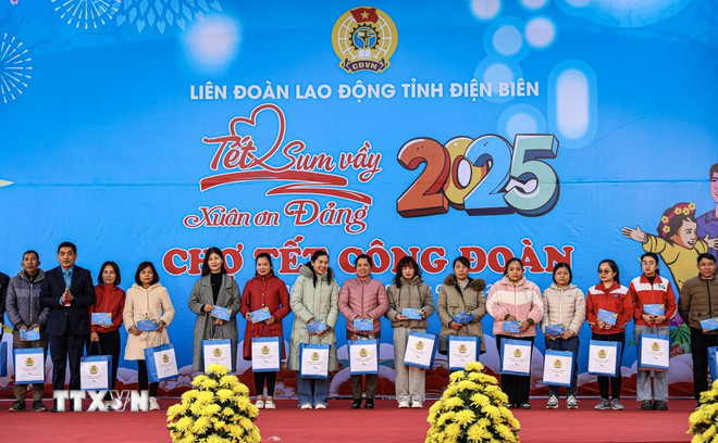 ttxvn-chuong-trinh-tet-sum-vay-xuan-on-dang-cho-tet-cong-doan-nam-2025-tai-dien-bien-1701.jpg