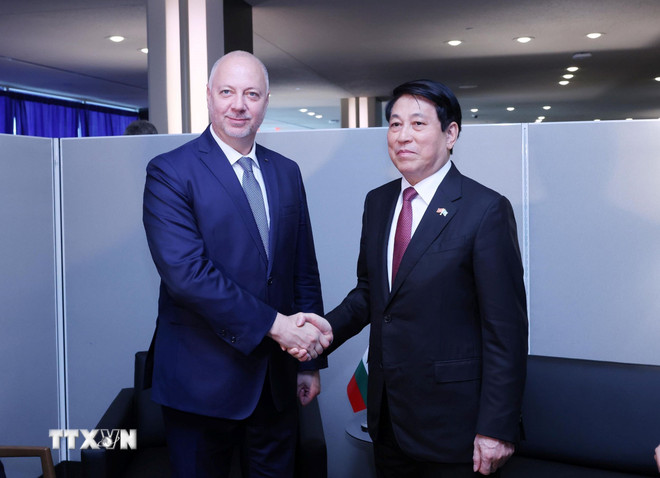 Präsident Luong Cuong trifft sich mit dem bulgarischen Premierminister Rosen Zhelyazkov. (Foto: Lam Khanh/VNA) ttxvn-chu-tich-nuoc-luong-cuong-gap-thu-tuong-bulgaria-24-1.jpg