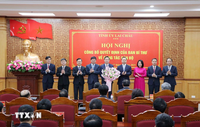 The Standing Committee of Dien Bien Provincial Party Committee congratulated comrade Ha Quang Trung on being transferred and appointed to hold the position of Deputy Secretary of Lai Chau Provincial Party Committee. (Photo: Nguyen Oanh/VNA) ttxvn-ong-ha-quang-trung-duoc-dieu-dong-chi-dinh-giu-chuc-pho-bi-thu-tinh-uy-lai-chau-17-2.jpg