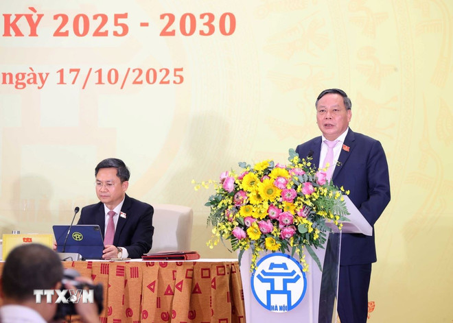 Nguyen Van Phong, plaatsvervangend secretaris van het Partijcomité van Hanoi, beantwoordt vragen van persbureaus en de pers tijdens de persconferentie. (Foto: Van Diep/VNA) ttxvn-hop-bao-thong-tin-ve-ket-qua-dai-hoi-dang-bo-thanh-pho-ha-noi-lan-thu-18-17-2.jpg