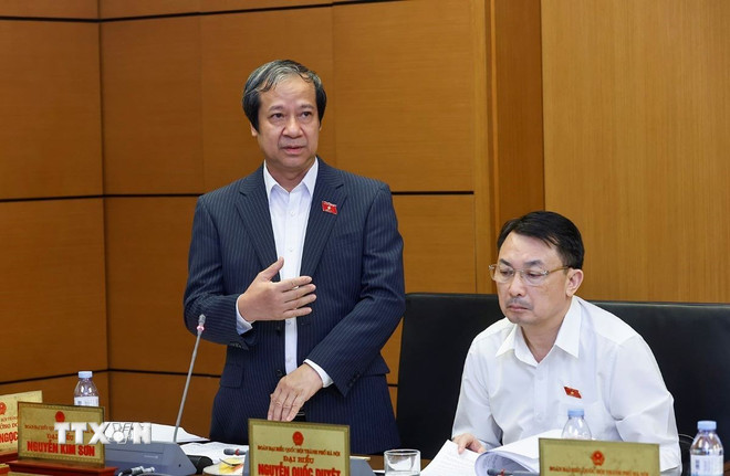 Minister für Bildung und Ausbildung Nguyen Kim Son spricht. (Foto: Doan Tan/VNA) ttxvn-quoc-hoi-thao-luan-cac-du-an-luat-ve-giao-duc-2210-2.jpg