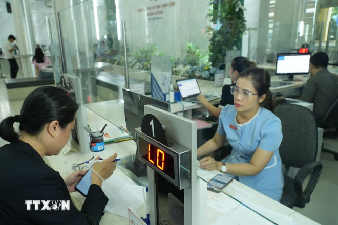 Phường Sài Gòn là một trong những địa phương ở Thành phố Hồ Chí Minh triển khai hiệu quả việc chứng thực điện tử phục vụ người dân. (Ảnh: Hữu Duyên/TTXVN) ttxvn-chinh-quyen-dia-phuong-2-cap-o-sieu-do-thi-tp-ho-chi-minh-1410-2.jpg