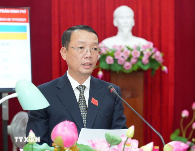 Președintele Comitetului Popular al orașului Hue, Phan Thien Dinh, vorbește. (Foto: VNA) ttxvn-ong-phan-thien-dinh-duoc-bau-giu-chuc-chu-tich-ubnd-thanh-pho-hue-1710-2.jpg
