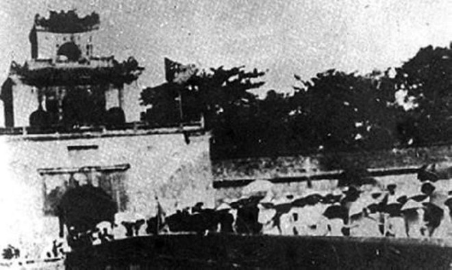 Nhân dân Thừa Thiên - Huế tham gia giành chính quyền và kéo vào cửa Thượng Tứ ngày 23/8/1945, ngày cách mạng thắng lợi tại Huế. (Ảnh: Tư liệu/TTXVN phát) Nhân dân Thừa Thiên - Huế tham gia giành chính quyền và kéo vào cửa Thượng Tứ ngày 23/8/1945, ngày cách mạng thắng lợi tại Huế. (Ảnh: Tư liệu/TTXVN phát)