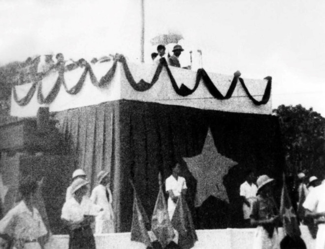 Sáng 2/9/1945, tại Quảng trường Ba Đình lịch sử, Chủ tịch Hồ Chí Minh đọc Tuyên ngôn Độc lập, khai sinh nước Việt Nam Dân chủ Cộng hòa, khẳng định trước quốc dân đồng bào và toàn thế giới: “Nước Việt Nam có quyền hưởng tự do và độc lập, và sự thực đã thành một nước tự do và độc lập. Toàn thể dân Việt Nam quyết đem tất cả tinh thần và lực lượng, tính mệnh và của cải để giữ vững quyền tự do và độc lập ấy.” (Ảnh: TTXVN) Sáng 2/9/1945, tại Quảng trường Ba Đình lịch sử, Chủ tịch Hồ Chí Minh đọc Tuyên ngôn Độc lập, khai sinh nước Việt Nam Dân chủ Cộng hòa, khẳng định trước quốc dân đồng bào và toàn thế giới: “Nước Việt Nam có quyền hưởng tự do và độc lập, và sự thực đã thành một nước tự do và độc lập. Toàn thể dân Việt Nam quyết đem tất cả tinh thần và lực lượng, tính mệnh và của cải để giữ vững quyền tự do và độc lập ấy.” (Ảnh: TTXVN)