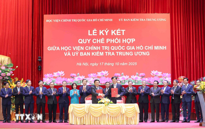 Kamrat Nguyen Duy Ngoc, politbyråmedlem, sekreterare i partiets centralkommitté, ordförande för den centrala inspektionskommissionen, och kamrat Nguyen Xuan Thang, politbyråmedlem, direktör för Ho Chi Minhs nationella akademi för politik, ordförande för det centrala teoretiska rådet, undertecknade samordningsreglerna mellan de två enheterna, den centrala inspektionskommissionen och Ho Chi Minhs nationella akademi för politik. (Foto: Phuong Hoa/VNA) ttxvn-le-cong-bo-quyet-dinh-thanh-lap-va-ra-mat-trung-tam-nghien-cuu-va-dao-tao-boi-duong-cong-tac-kiem-tra-dang-2.jpg
