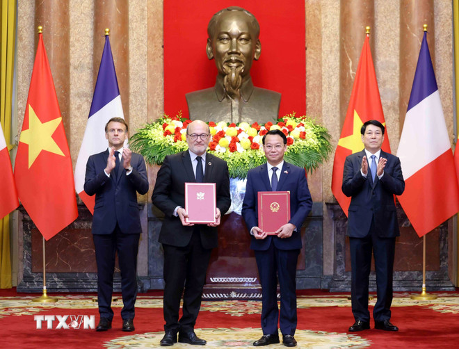 ttxvn-chu-tich-nuoc-luong-cuong-va-tong-thong-phap-emmanuel-macron-chung-kien-le-trao-van-kien-hop-tac-26-10.jpg
