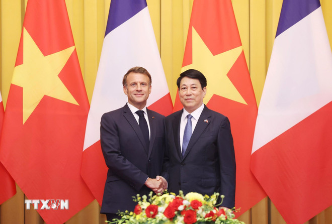 ttxvn-president-of-vietnam-strengthens-meeting-with-president-of-france-emmanuel-macron-2605-1.jpg