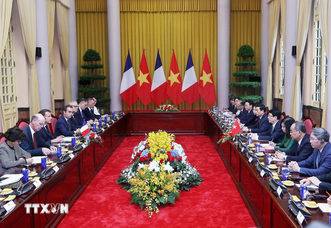 ttxvn-president-of-state-strengthens-meeting-with-president-of-france-emmanuel-macron-2605-2.jpg