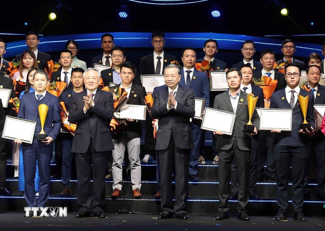 Tổng Bí thư Tô Lâm và các doanh nghiệp đạt Giải sản phẩm công nghệ số &quot;Make in Viet Nam 2024.&quot; (Ảnh: Thống Nhất/TTXVN)