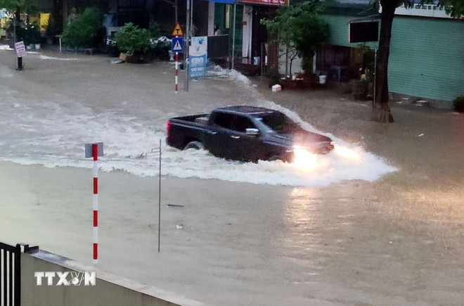 Các phương tiện di chuyển khó khăn khi mưa lớn gây ngập úng các tuyến đường ở Thái Nguyên. (Ảnh: Trần Trang/TTXVN) ttxvn-thai-nguyen-mua-lon-khien-nhieu-tuyen-duong-ngap-sau-trong-nuoc-2206.jpg