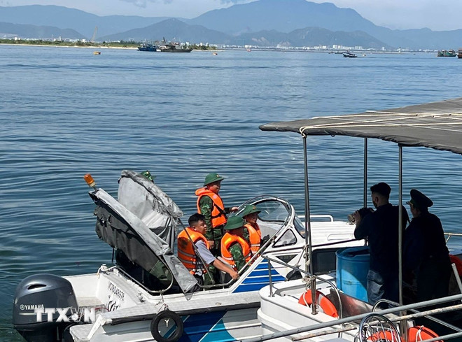 Bộ đội Biên phòng thành phố Đà Nẵng kiểm tra giấy tờ xuất bến của tàu cá. (Ảnh Trần Tĩnh/TTXVN) ttxvn-da-nang-trien-khai-dot-cao-diem-chong-khai-thac-iuu-quyet-tam-go-the-vang-1308-3.jpg