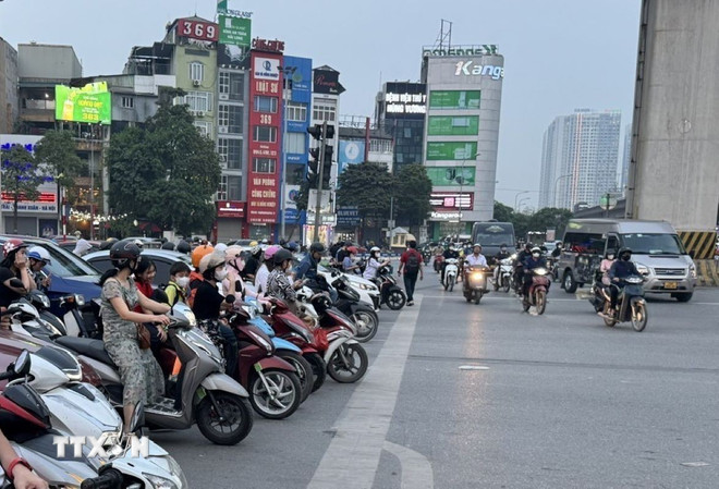 Việc hướng tới loại bỏ xe máy chạy xăng đang là nhiệm vụ cấp bách đặt ra với Thủ đô Hà Nội. (Ảnh: Quốc Lũy/TTXVN) ttxvn-cam-xe-gan-may-1407.jpg