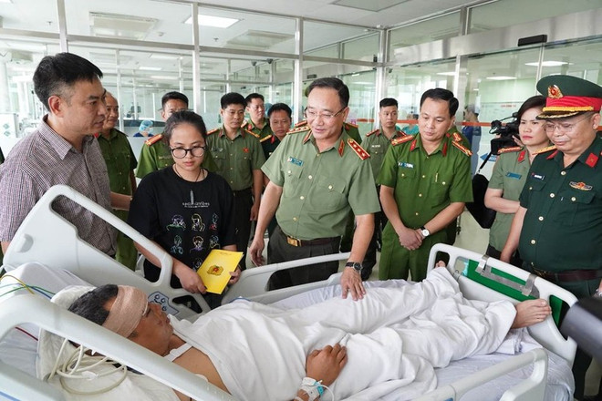 Thượng tướng Phạm Thế Tùng - Thứ trưởng Bộ Công an thăm hỏi, động viên đồng chí Lê Đình Công và gia đình. (Nguồn: Bộ Công an) tham-dong-chi-cong-2208-1.jpg