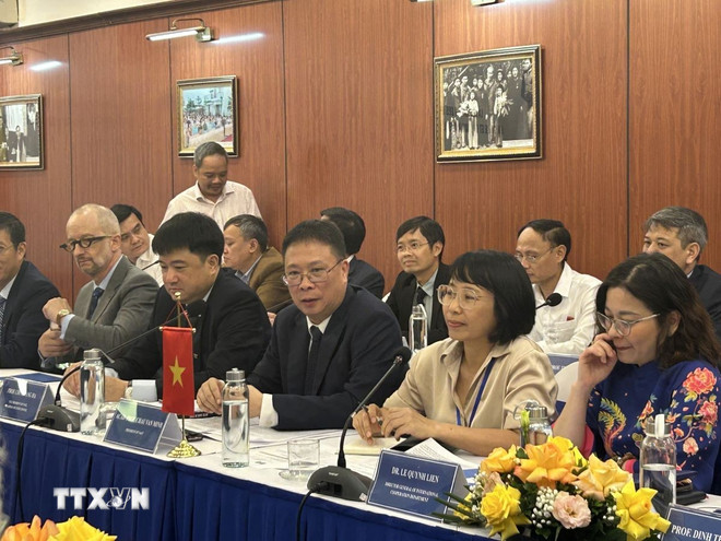 Giáo sư, Viện sỹ Châu Văn Minh, Chủ tịch Viện Hàn lâm Khoa học và Công nghệ Việt Nam (thứ 3, phải sang) phát biểu tại buổi làm việc. (Ảnh: Diệu Thúy/TTXVN) ttxvn-mo-rong-hop-tac-giao-duc-va-khoa-hoc-giua-2-quoc-gia-viet-nam-phap-2705-2.jpg