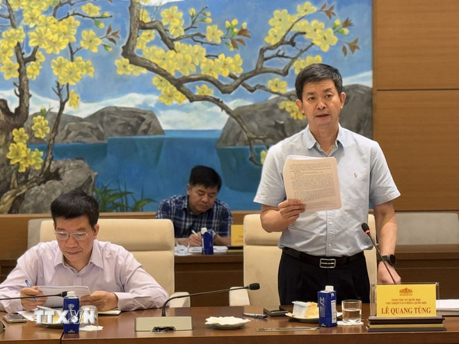 Tổng Thư ký Quốc hội, Chủ nhiệm Văn phòng Quốc hội Lê Quang Tùng trình bày báo cáo tại cuộc họp. (Ảnh: Hải Ngọc/TTXVN) ttxvn-tap-trung-hoan-thanh-cac-nhiem-vu-ky-niem-80-nam-ngay-tong-tuyen-cu-dau-tien-bau-quoc-hoi-1908-2.jpg
