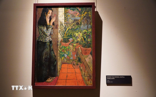 Obras del difunto pintor Nguyen Tu Nghiem en el Museo Nacional de Medicina Oriental. (Foto: Tam Hang/VNA) ttxvn-khai-mac-trien-lam-tranh-son-mai-viet-nam-tai-nga-31-5.jpg