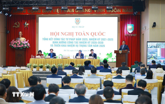 លោកនាយករដ្ឋមន្ត្រី ផាម មិញឈីញ ថ្លែងសុន្ទរកថានៅក្នុងសន្និសីទជាតិ ដោយសង្ខេបការងាររបស់ក្រសួងយុត្តិធម៌ឆ្នាំ ២០២៥។ (រូបថត៖ ឌឿងយ៉ាង/VNA) ttxvn-thu-tuong-du-hoi-nghi-toan-quoc-tong-ket-cong-tac-tu-phap-nam-2025-8.jpg