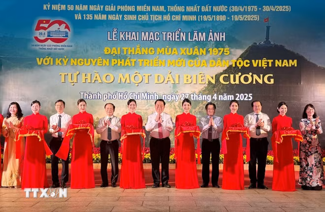 ttxvn-tp-ho-chi-minh-khai-mac-trien-lam-anh-dai-thang-mua-xuan-1975-2704-2.jpg