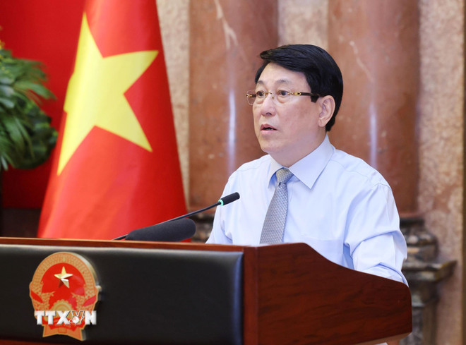 Chủ tịch nước Lương Cường nói chuyện với các nghệ nhân làng nghề tiêu biểu toàn quốc. (Ảnh: Lâm Khánh/TTXVN) ttxvn-chu-tich-nuoc-luong-cuong-gap-mat-cac-nghe-nhan-lang-nghe-tieu-bieu-toan-quoc-1006-6.jpg