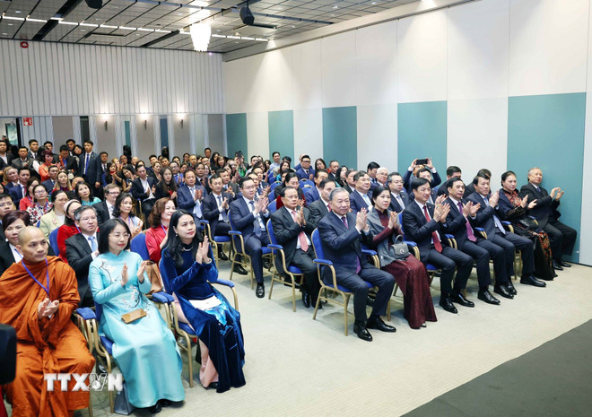 Generalsekretär To Lam und seine Frau trafen sich mit Vertretern der vietnamesischen Botschaft und der vietnamesischen Gemeinschaft in Nordeuropa. (Foto: Thong Nhat/VNA) ttxvn-tong-bi-thu-to-lam-gap-can-bo-dai-su-quan-viet-nam-va-cong-dong-nguoi-viet-tai-bac-au-4.jpg