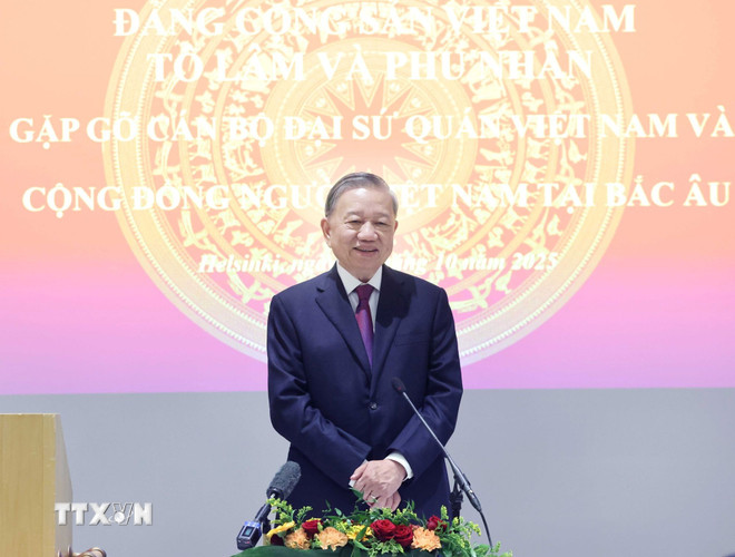 Generalsekretär To Lam traf sich mit Vertretern der vietnamesischen Botschaft und der vietnamesischen Gemeinschaft in Nordeuropa. (Foto: Thong Nhat/VNA) ttxvn-tong-bi-thu-to-lam-gap-can-bo-dai-su-quan-viet-nam-va-cong-dong-nguoi-viet-tai-bac-au-5.jpg