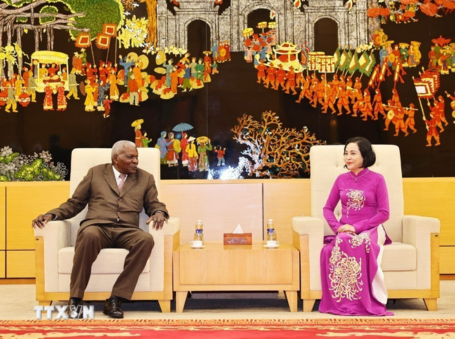 អនុប្រធានរដ្ឋសភាវៀតណាម Nguyen Thi Thanh ទទួលស្វាគមន៍ប្រធានរដ្ឋសភាគុយបា Esteban Lazo Hernandez នៅអាកាសយានដ្ឋានអន្តរជាតិ Noi Bai។ (រូបថត៖ Minh Duc/VNA) ttxvn-chu-tich-quoc-hoi-cuba-bat-dau-tham-chinh-thuc-viet-nam-30-6.jpg