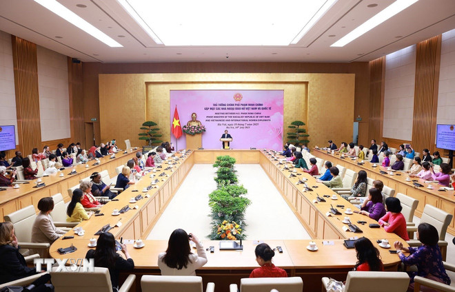 ttxvn-thu-tuong-gap-mat-cac-nha-ngoai-giao-nu-viet-nam-va-quoc-te-1007-1.jpg