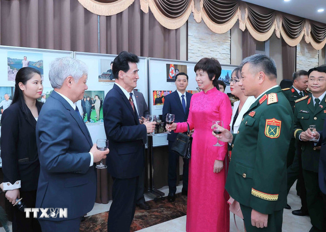 Delegates congratulated the Ambassador and staff of the Korean Embassy in Vietnam on the occasion of the 80th anniversary of the founding of the Workers' Party of Korea (October 10, 1954 - October 10, 2025) (Photo: An Dang/VNA) ttxvn-tong-bi-thu-to-lam-du-le-ky-niem-95-nam-thanh-lap-hoi-lien-hiep-phu-nu-viet-nam-0210-2.jpg