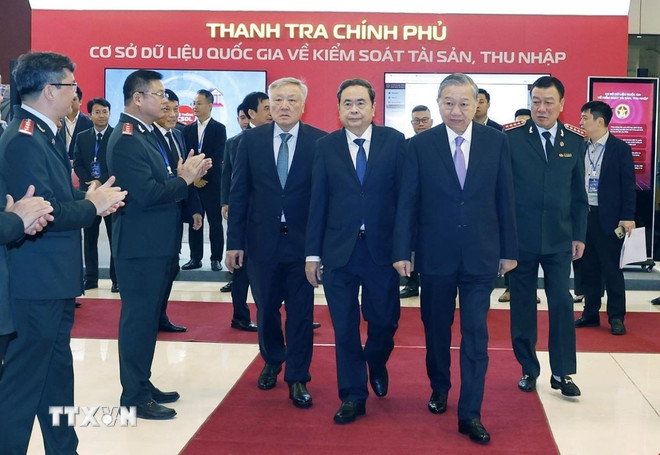 Generalsekreterare To Lam, nationalförsamlingens ordförande Tran Thanh Man och andra parti- och statsledare deltog i ceremonin för att fira 80-årsdagen av Vietnaminspektionens traditionella dag (23 november 1945 - 23 november 2025). (Foto: Thong Nhat/VNA) ttxvn-tong-bi-thu-du-le-ky-niem-80-nam-ngay-truyen-thong-thanh-tra-viet-nam-17-2.jpg