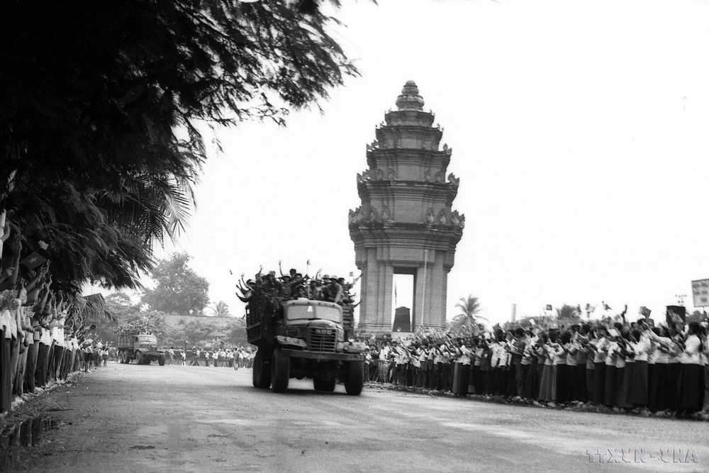 Hàng vạn người dân Thủ đô Phnom Penh đứng dọc hai bên đường, lưu luyến tiễn đưa Quân tình nguyện Việt Nam hoàn thành nghĩa vụ quốc tế, lên đường trở về nước, tháng 6/1984.( Ảnh: TTXVN)