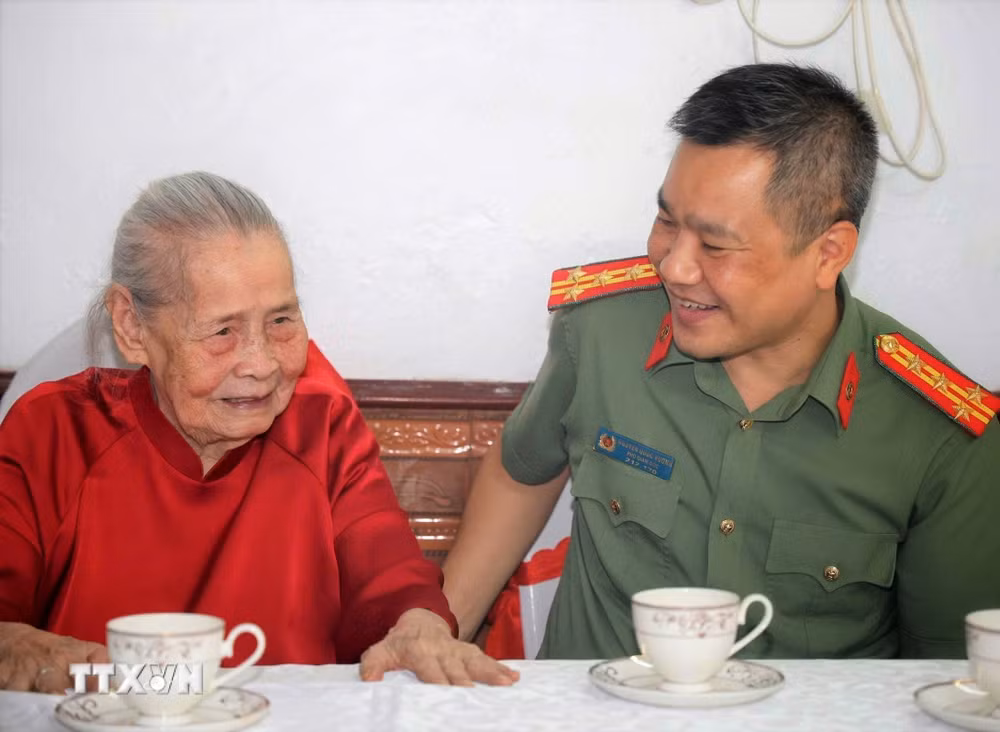 ttxvn-me-viet-nam-anh-hung-2.jpg