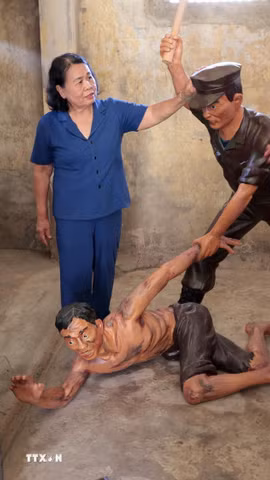 Anh hùng lực lượng vũ trang nhân dân Võ Thị Hóa (áo xanh) và bà Phạm Thị Thu, những người từng bị giam cầm tại Nhà lao Hội An, thăm lại khu vực xà lim, hay còn gọi là khu biệt giam. (Ảnh: Đỗ Trưởng/TTXVN)