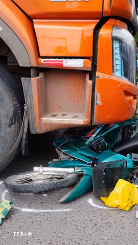 Hiện trường chiếc xe máy nằm chắn ngang phần đầu chiếc xe tải. (Ảnh: Lê Xuân/TTXVN)