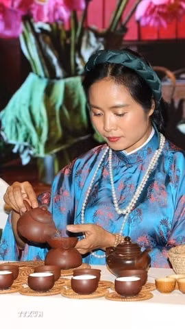 Nghệ nhân Lâm Diệu Linh biểu diễn nghệ thuật pha trà. (Ảnh: TTXVN phát)