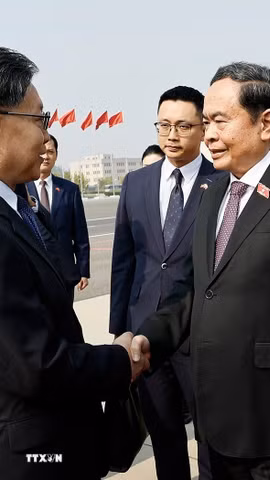 Ủy viên Trung ương Đảng, Phó Ủy viên trưởng Ủy ban Thường vụ Nhân đại Trung Quốc Vương Đông Minh đón Chủ tịch Quốc hội Trần Thanh Mẫn tại Sân bay quốc tế Bắc Kinh. (Ảnh: Doãn Tấn/TTXVN)