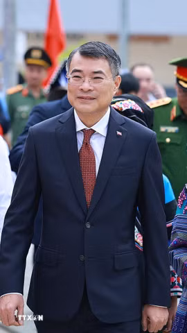 Thủ tướng Lê Minh Hưng đến dự Lễ khai giảng năm học 2026-2027 tại Trường Phổ thông nội trú Mường Khương, xã Mường Khương, tỉnh Lào Cai. (Ảnh: Dương Giang/TTXVN)