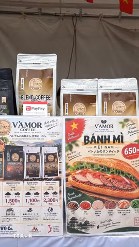Bánh mì và cà phê sữa đá là hai món yêu thích của nhiều người Nhật Bản từng sinh sống Việt Nam. (Ảnh: Xuân Giao/TTXVN)